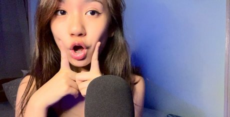 Naakte gelekte OnlyFans-foto van Moon Blitz Asmr