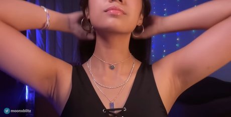 Naakte gelekte OnlyFans-foto van Moon Blitz Asmr