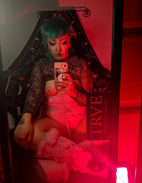 Naakte gelekte OnlyFans-foto van Lovexee