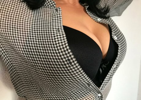 Naakte gelekte OnlyFans-foto van Madurachichona