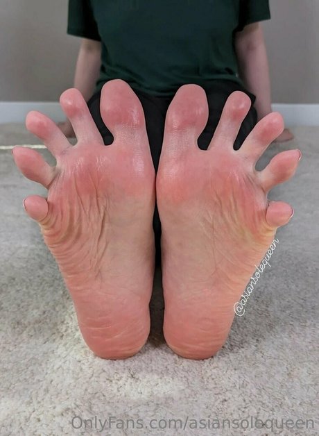 Naakte gelekte OnlyFans-foto van Asiansolequeen