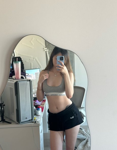 Naakte gelekte OnlyFans-foto van Fanfan