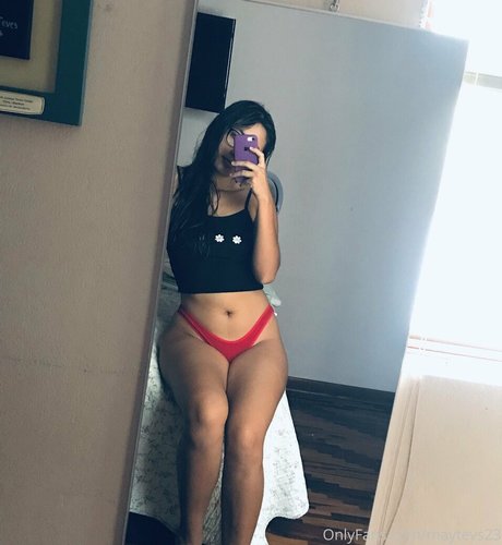 Naakte gelekte OnlyFans-foto van Naughtylatinagirl