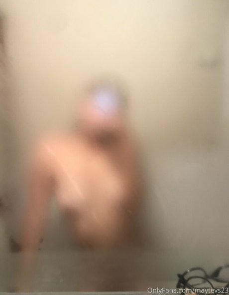 Naakte gelekte OnlyFans-foto van Naughtylatinagirl