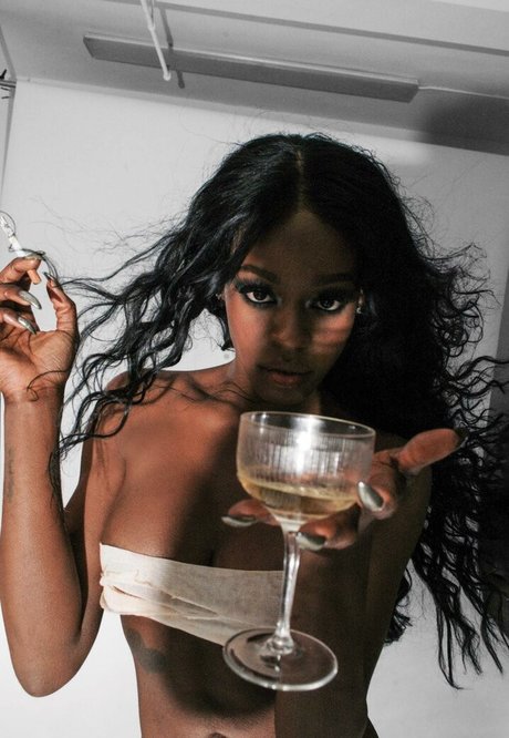 Naakte gelekte OnlyFans-foto van Azealia Banks