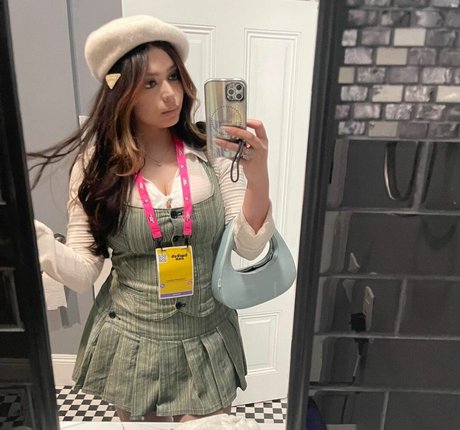Naakte gelekte OnlyFans-foto van Adept