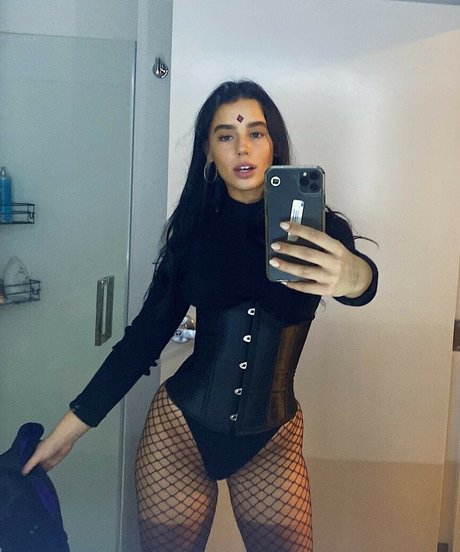 Naakte gelekte OnlyFans-foto van Sofia Muse