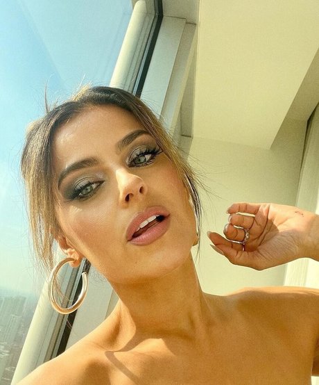 Naakte gelekte OnlyFans-foto van Nelly Furtado