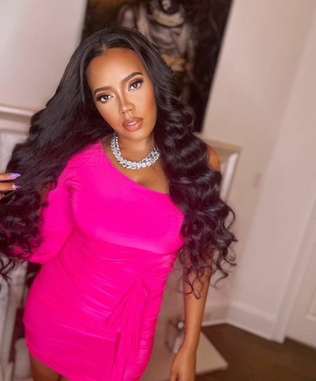 Naakte gelekte OnlyFans-foto van Angela Simmons