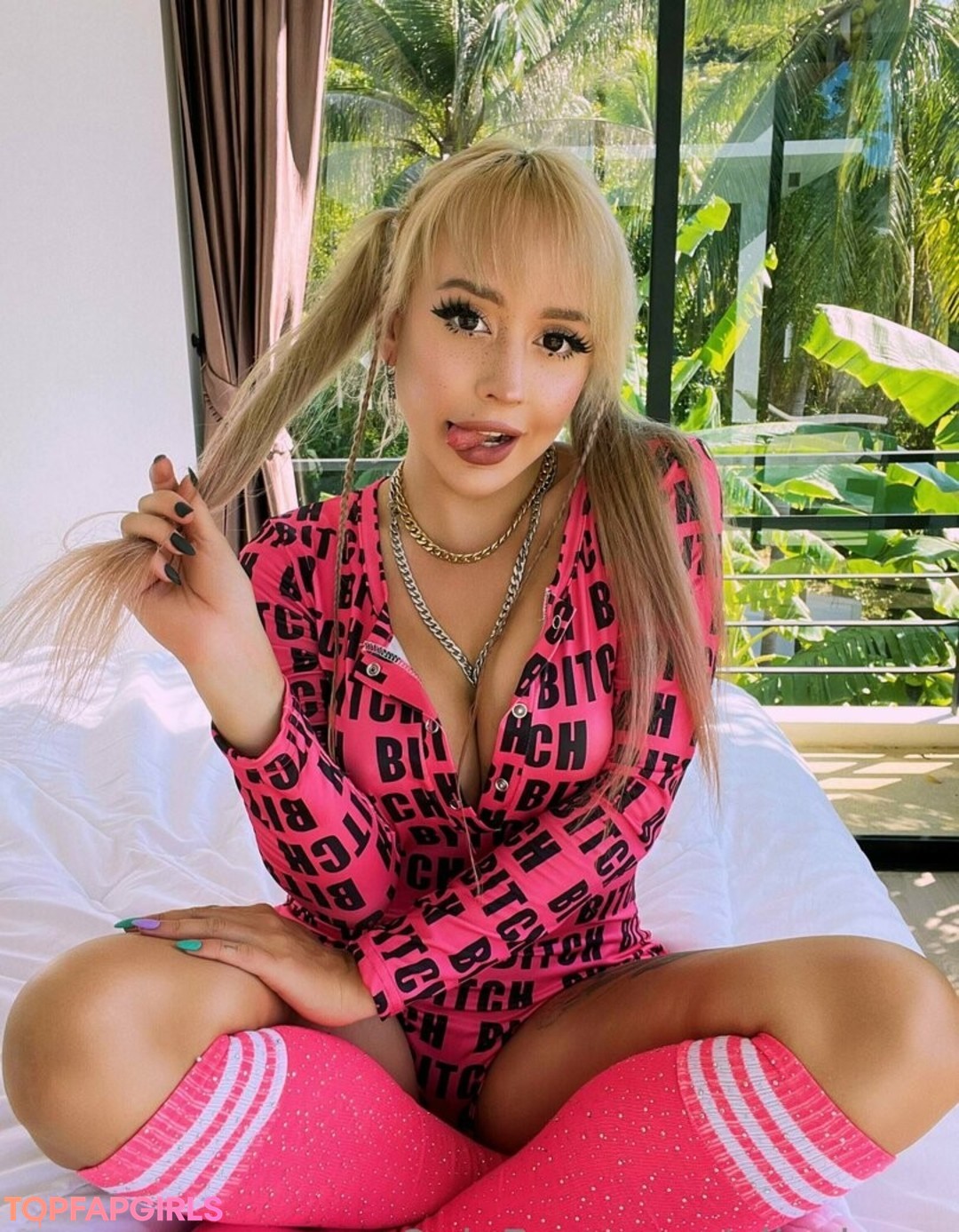 Naakte gelekte OnlyFans-foto van Alicebong #1200