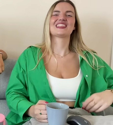 Naakte gelekte OnlyFans-foto van Milena And Lola