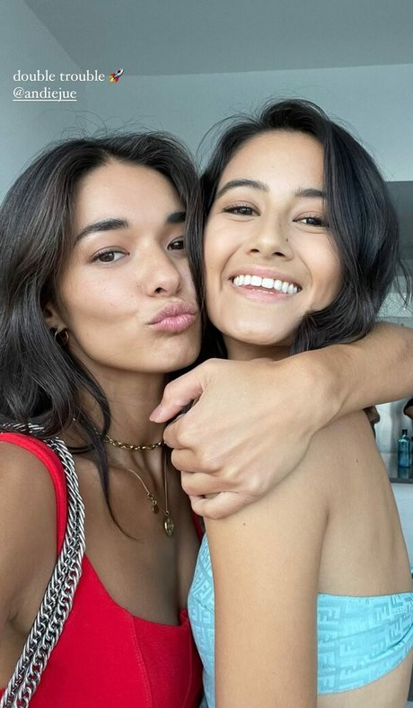 Naakte gelekte OnlyFans-foto van Anelia Moor
