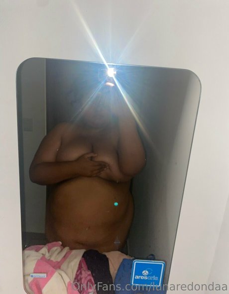 Naakte gelekte OnlyFans-foto van Lunaredondaa