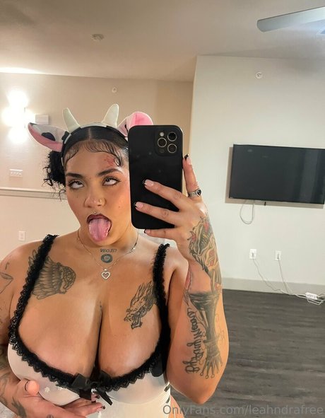 Naakte gelekte OnlyFans-foto van Leahndrafree
