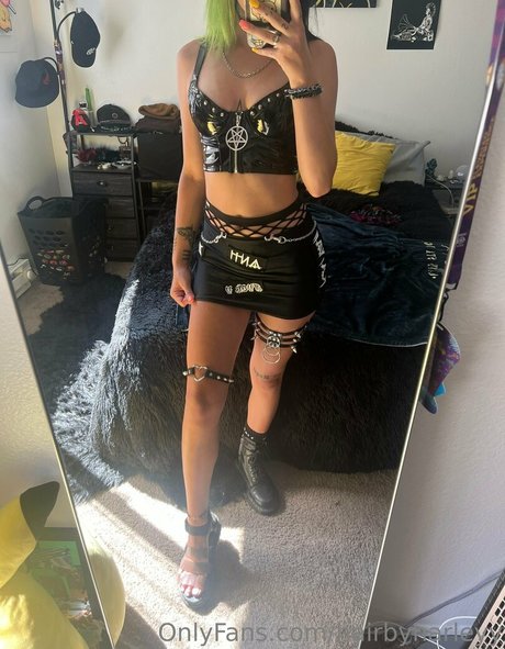 Naakte gelekte OnlyFans-foto van Hairbyharleyy