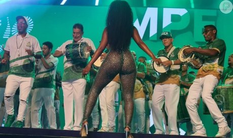 Naakte gelekte OnlyFans-foto van Iza Cantora