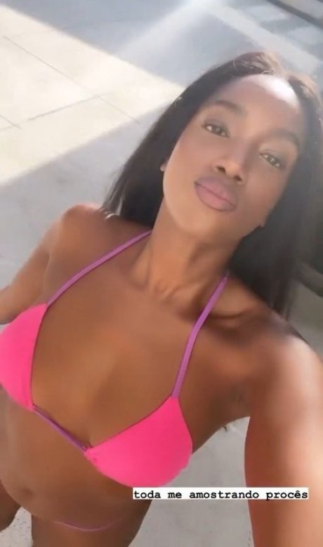 Naakte gelekte OnlyFans-foto van Iza Cantora
