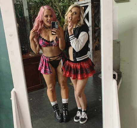 Naakte gelekte OnlyFans-foto van Shazza Mckenzie