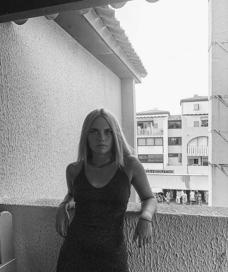 Naakte gelekte OnlyFans-foto van Axelle Maga