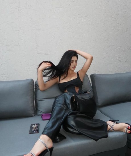 Naakte gelekte OnlyFans-foto van June Gong