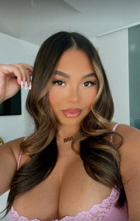 Naakte gelekte OnlyFans-foto van Linda Vo