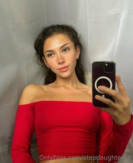Naakte gelekte OnlyFans-foto van Stepdaughter18