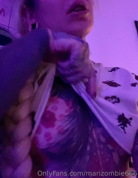 Naakte gelekte OnlyFans-foto van Marizombie666