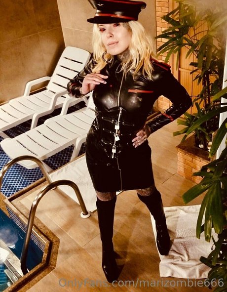 Naakte gelekte OnlyFans-foto van Marizombie666