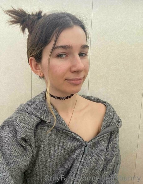 Naakte gelekte OnlyFans-foto van Ellie69bunny