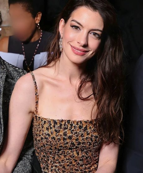 Naakte gelekte OnlyFans-foto van Anne Hathaway