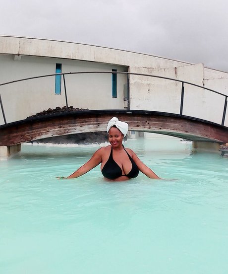Naakte gelekte OnlyFans-foto van Monique Cooper