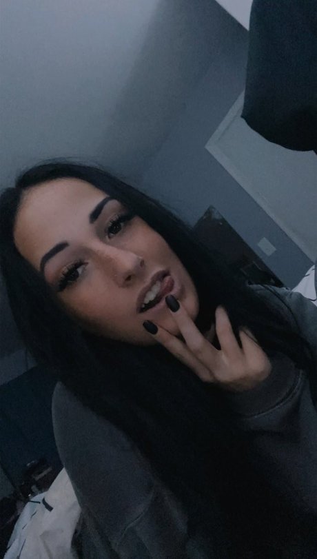 Naakte gelekte OnlyFans-foto van Emily Jaye