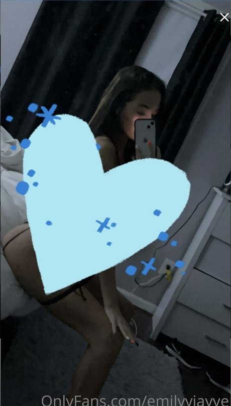 Naakte gelekte OnlyFans-foto van Emily Jaye