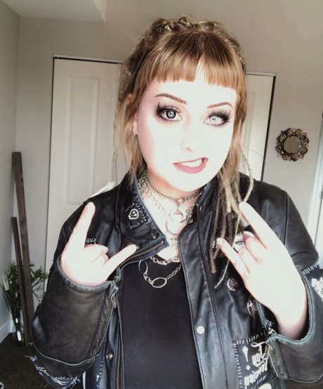 Naakte gelekte OnlyFans-foto van Mother Macabre