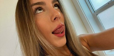 Naakte gelekte OnlyFans-foto van Meelah Robbins