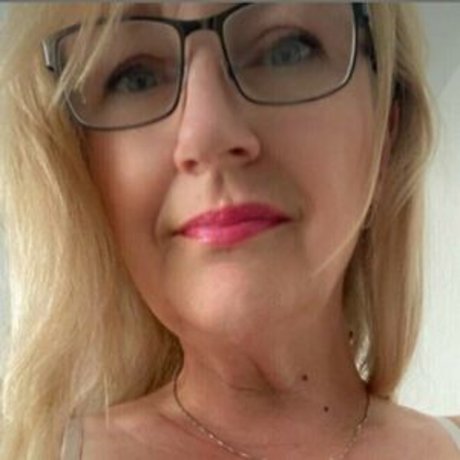 Naakte gelekte OnlyFans-foto van Milf Shelley