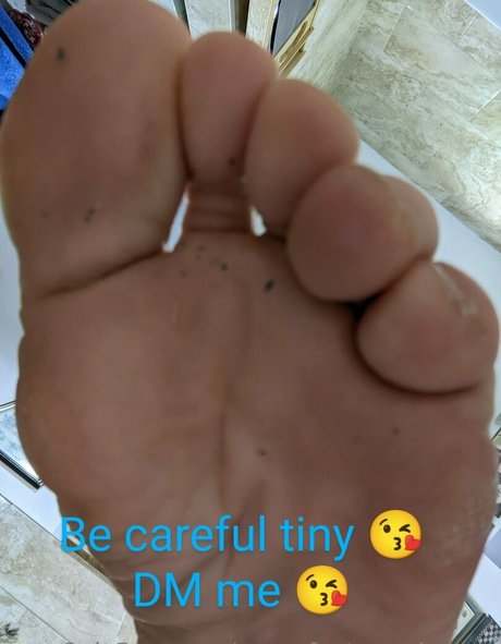 Anna_feet_crush_vore