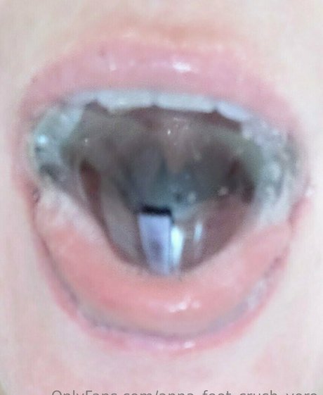 Anna_feet_crush_vore