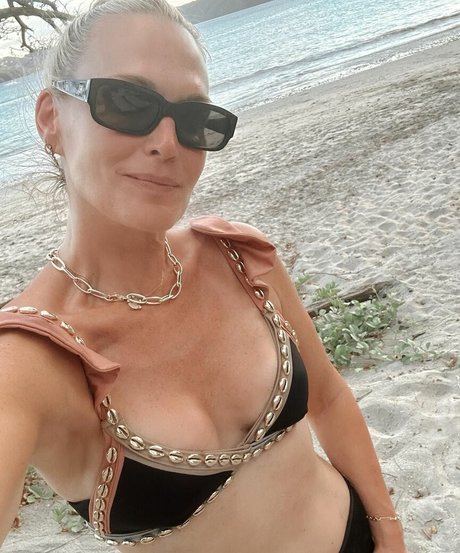 Naakte gelekte OnlyFans-foto van Molly Sims