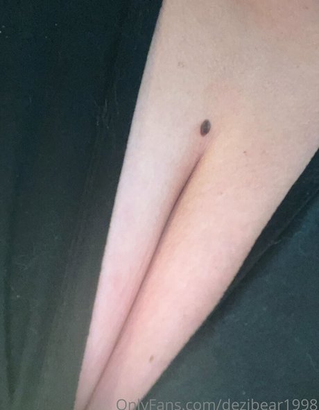 Naakte gelekte OnlyFans-foto van Dezibear1998