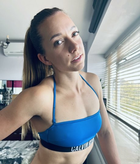 Naakte gelekte OnlyFans-foto van Rosieposie