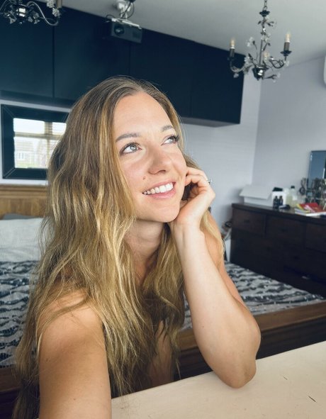 Naakte gelekte OnlyFans-foto van Rosieposie