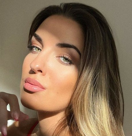 Naakte gelekte OnlyFans-foto van Cara Loves Lingerie