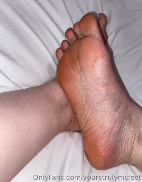 Naakte gelekte OnlyFans-foto van Yourstrulymsfeet