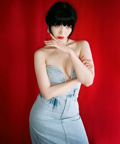 Naakte gelekte OnlyFans-foto van Aya Shalkar