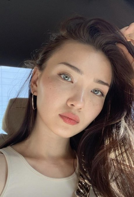 Naakte gelekte OnlyFans-foto van Aya Shalkar