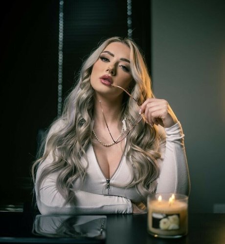 Naakte gelekte OnlyFans-foto van Miranda Cohen