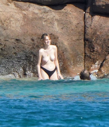 Naakte gelekte OnlyFans-foto van Maya Hawke