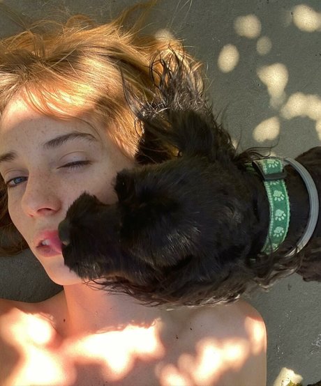 Naakte gelekte OnlyFans-foto van Maya Hawke