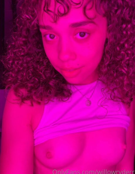 Naakte gelekte OnlyFans-foto van Willow Ryder